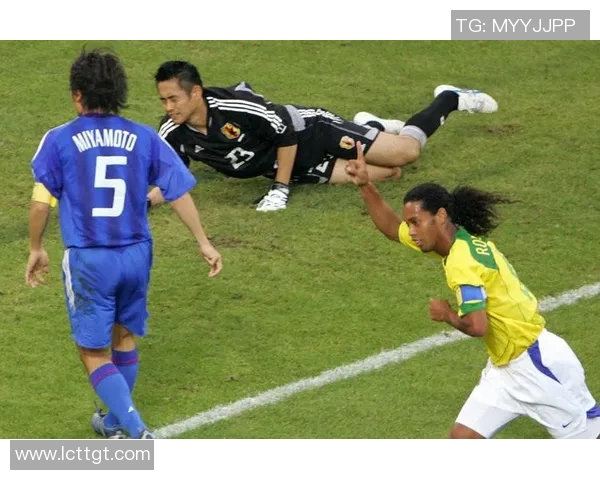 足球明星小罗因场外冲突被指打架引发媒体热议和球迷关注