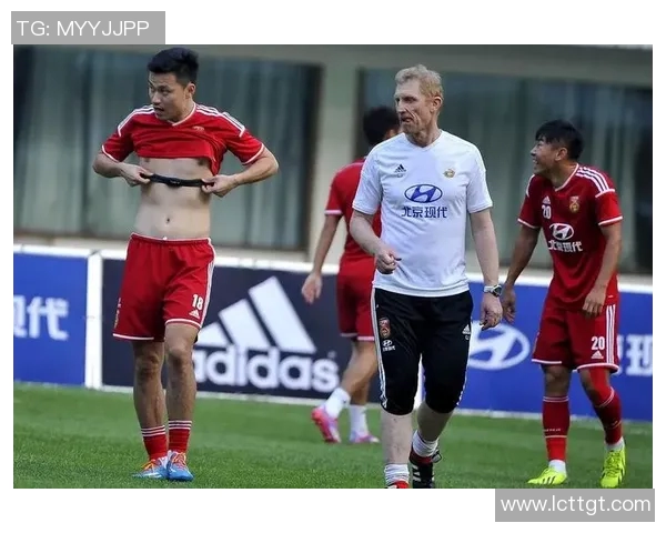 各国足球明星展现完美腹肌的精彩瞬间与健身秘籍分享